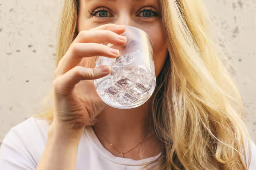 Everpure®-rel szűrt vízet ivő högy